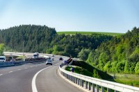 Steeds meer Nederlanders kiezen de auto boven het vliegtuig